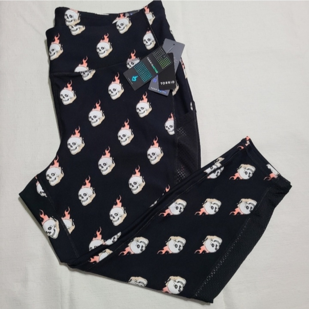 Torrid Active Flaming Skull Sweat-Wicking Black Leggings NWT size 1 (1x)